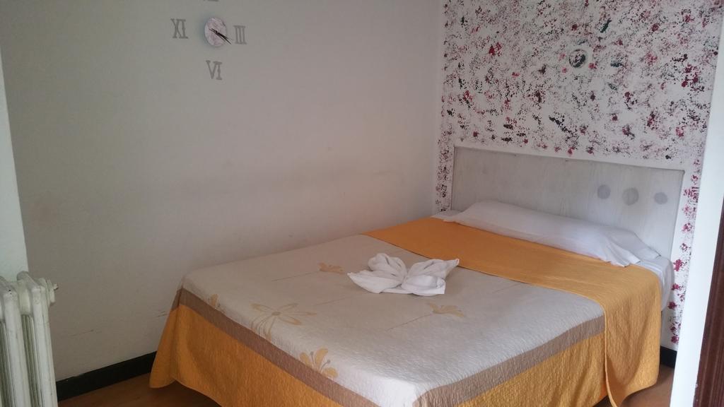 Hostal Lima บายาโดลิด ภายนอก รูปภาพ